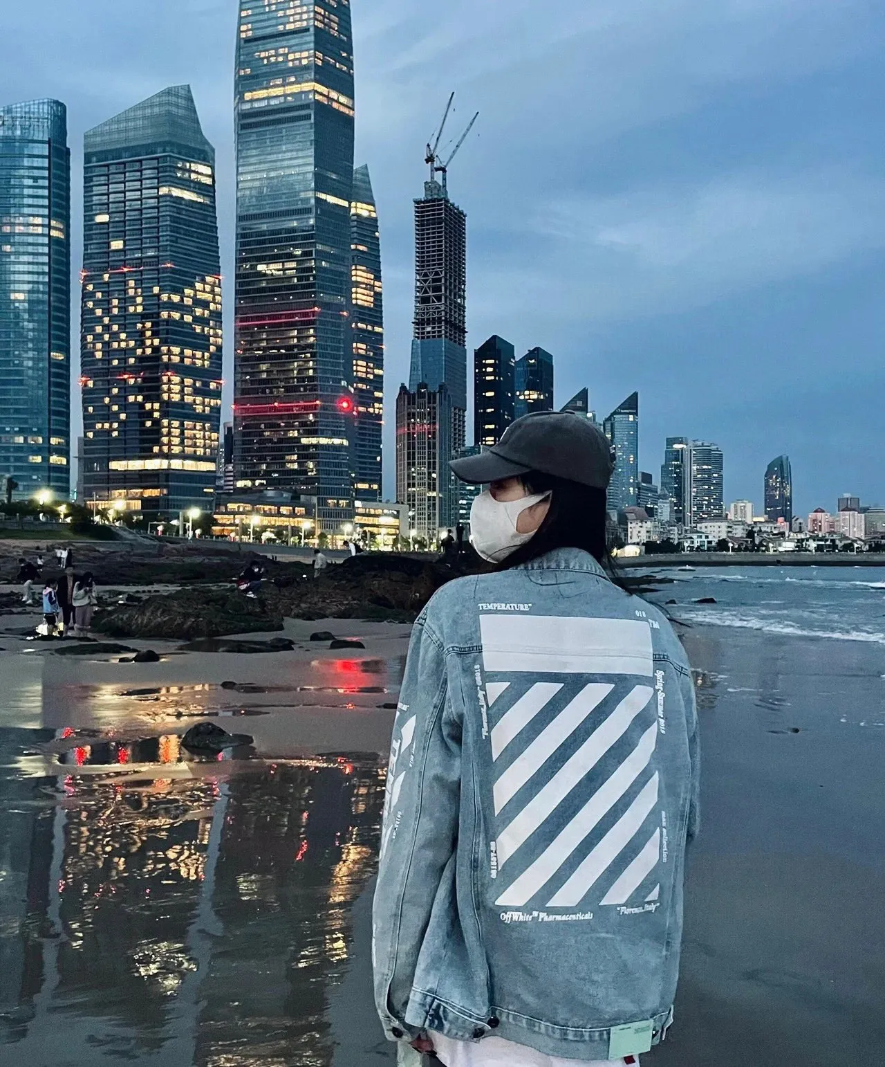 ♻️💯Upper body reference model picture❤️Top tested version OFF WHITE OW new tape patch arrow Zebra Crossing OW men's and women's couple denim jacket original quality 22 brand new official collar label, truly over-the-top version Off-white 2022SS BLACK TAPE ARROWS DENIM JACKET strip denim jacket, distinctive signature, unique high street style! The latest rubber strip industrial style elements in spring and summer (the main focus this season), heavy denim, more tough and retro, the main elements are heavily processed and have a micro profile, which can be worn by both men and women! Street arrow denim, a full set of customized accessories! Strict quality control! The same level as purchasing counters! Extremely difficult, don’t be afraid of any comparison! Color: washed blue Size: XS-L P:560